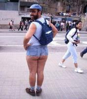 mann-mit-hot-pants.jpg